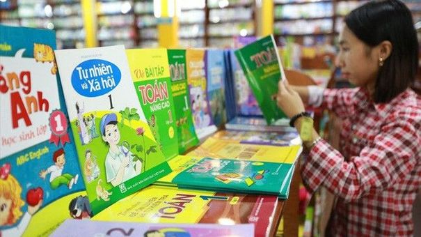 Hỗ trợ phụ huynh, học sinh mua sách giáo khoa qua đường dây nóng