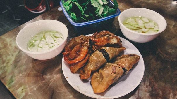 10 món ăn vặt ngon nhất của Việt Nam khiến cặp đôi nước ngoài mê mẩn: Món cuối quá lạ!