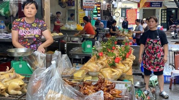 Chợ nhà giàu Hà Nội đỏ lửa suốt đêm nấu cỗ phục vụ khách dịp Rằm tháng 7