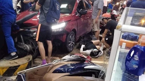 Lái xe lao thẳng cây xăng đường Láng có nồng độ cồn vượt mức kịch khung