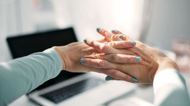 Dùng nhiều máy tính, điện thoại nguy cơ mắc vấn đề về xương khớp nghiêm trọng