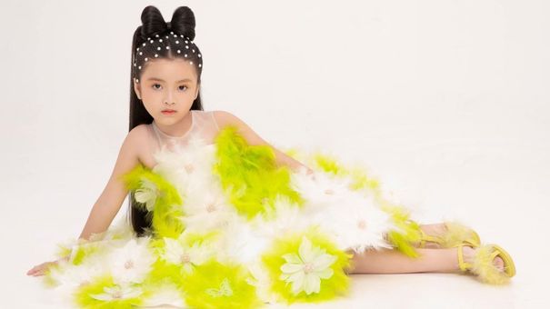 Mẫu nhí Annie Phương Anh hội ngộ Hoa hậu Hoàn Vũ Ngọc Châu tại Wedding Expo Vietnam 2022