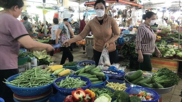 Xăng giảm 4 lần hơn 7.000 đồng/lít: Bao giờ tan “bão” giá?