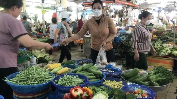 Xăng giảm 4 lần hơn 7.000 đồng/lít: Bao giờ tan “bão” giá?