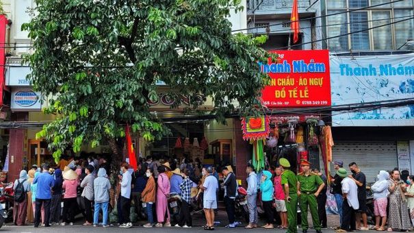 Xếp hàng từ 4h mua bánh trung thu
