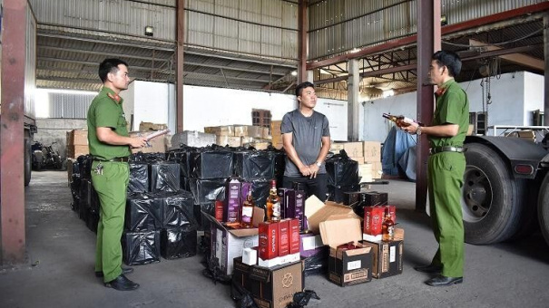Ninh Bình: Hơn 1.200 chai rượu ngoại không rõ nguồn gốc 'dạo chơi' trên quốc lộ