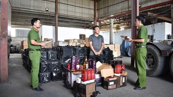 Ninh Bình: Hơn 1.200 chai rượu ngoại không rõ nguồn gốc 'dạo chơi' trên quốc lộ
