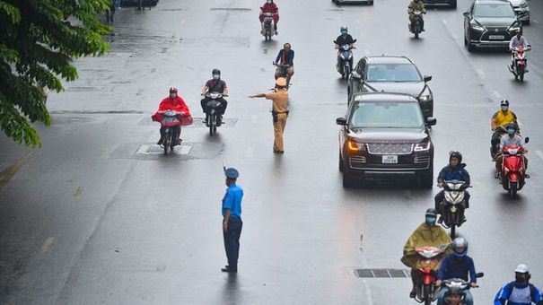 Ngày đầu dựng dải phân cách trên đường Nguyễn Trãi: Giao thông hỗn loạn, xe máy vẫn đi vào làn ô tô