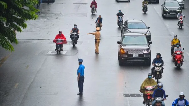 Ngày đầu dựng dải phân cách trên đường Nguyễn Trãi: Giao thông hỗn loạn, xe máy vẫn đi vào làn ô tô