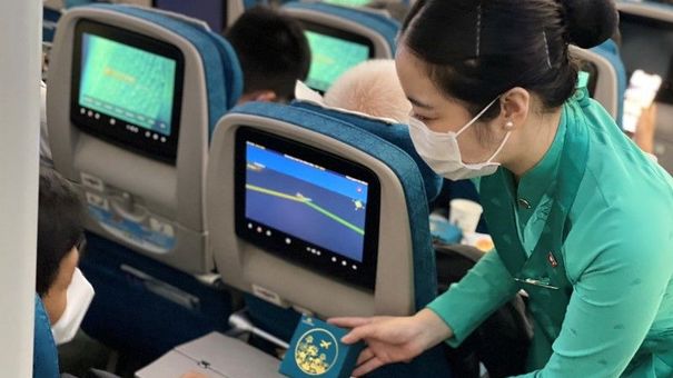 Hành khách bất ngờ nhận quà Trung thu sớm từ Vietnam Airlines