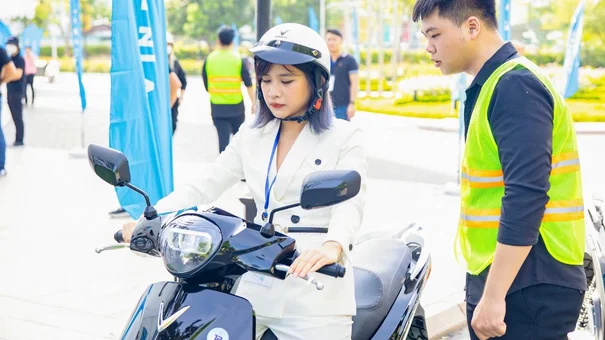 Có gì trên xe máy điện VinFast lần đầu tiên được cập nhật phần mềm?