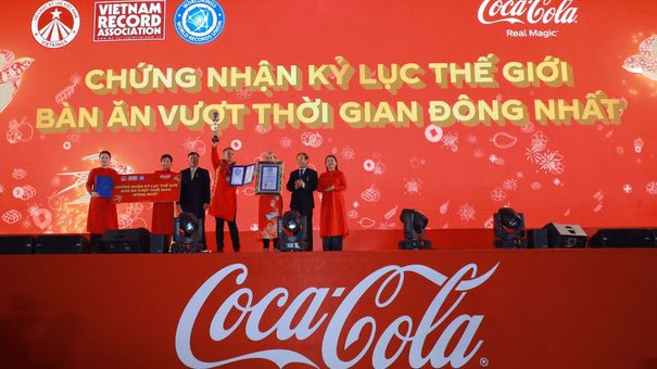 Coca-Cola Việt Nam xác lập kỷ lục “Bàn ăn Tết Việt có số gia đình tham gia đông nhất thế giới”