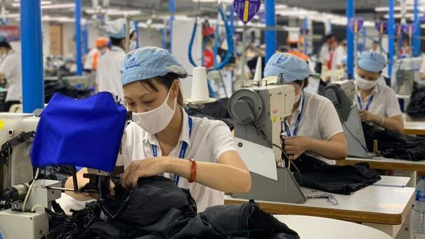 Kẻ khóc, người cười cùng thưởng Tết