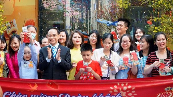 Hàng nghìn du khách xuất hành mùng 1 Tết Qúy Mão 2023