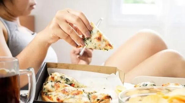 Bào mòn sức khỏe vì thói quen ăn cố thức ăn