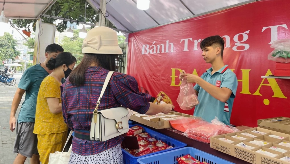 Đổ xô mua bánh trung thu đại hạ giá