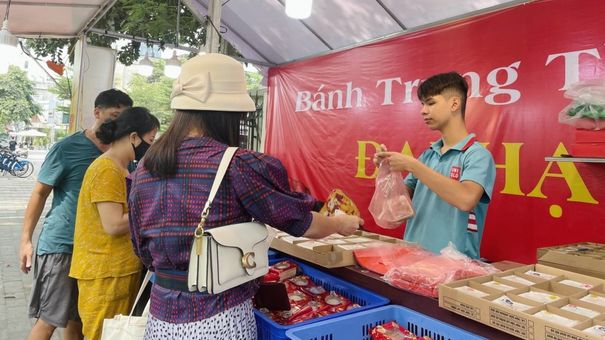 Đổ xô mua bánh trung thu đại hạ giá