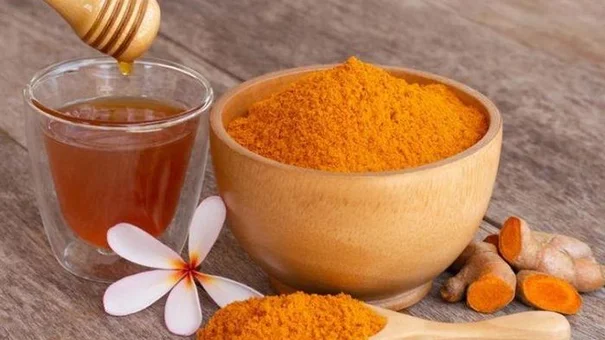 Cách pha tinh bột nghệ với mật ong để uống tốt cho sức khỏe