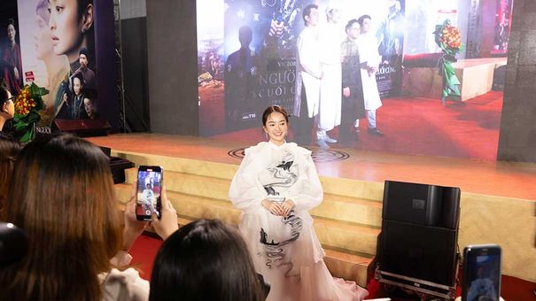 Kaity Nguyễn che mắt khi xem 