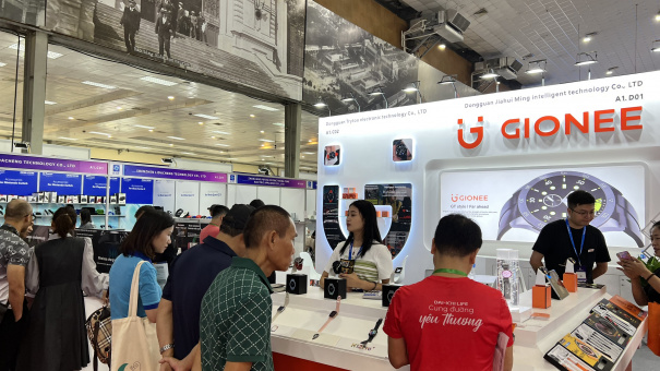Tín đồ công nghệ chen chân xem Triển lãm Quốc tế Điện tử và Thiết bị Thông minh Việt Nam tại Hà Nội