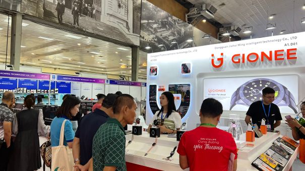 Tín đồ công nghệ chen chân xem Triển lãm Quốc tế Điện tử và Thiết bị Thông minh Việt Nam tại Hà Nội