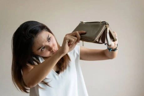 3 thói quen chi tiêu trói người trẻ vào cái nghèo