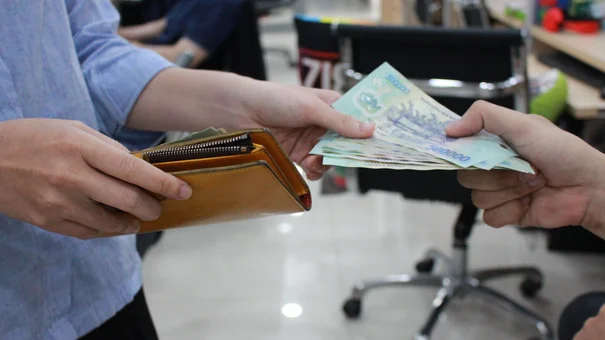 Người Chơi Hụi Bỏ Hàng Tỷ Đồng Chỉ Nhận Lại Đống Giầy Vụn