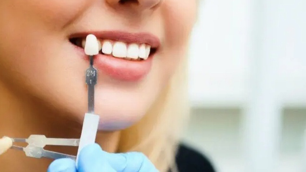 Miệng hôi, răng ê buốt không ăn, không ngủ được vì bọc răng sứ vô tội vạ