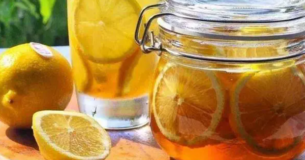 Ngủ dậy uống 1 cốc nước chanh giúp làm sạch hệ tiêu hóa, chống đột quỵ? SỰ THẬT bác sĩ tiết lộ sẽ giúp bạn biết cách dùng cho đúng