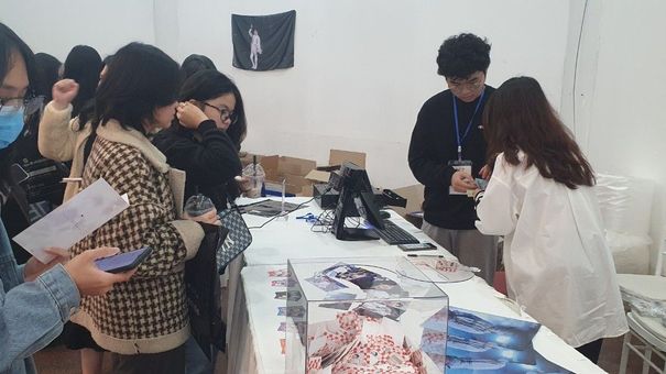 Khán giả háo hức xem triển lãm ảnh thành viên nhóm nhạc BTS tại Hà Nội