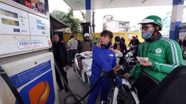 Giá xăng tăng gần 500 đồng/lít từ 15h