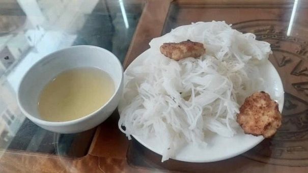 Phạt lỗi niêm yết giá bằng 'K' cho 1 nhà hàng ở Sầm Sơn do bán suất bún 2 miếng chả giá 35.000 đồng