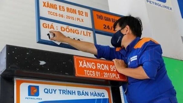 Giá xăng giảm hơn 1.300 đồng/lít