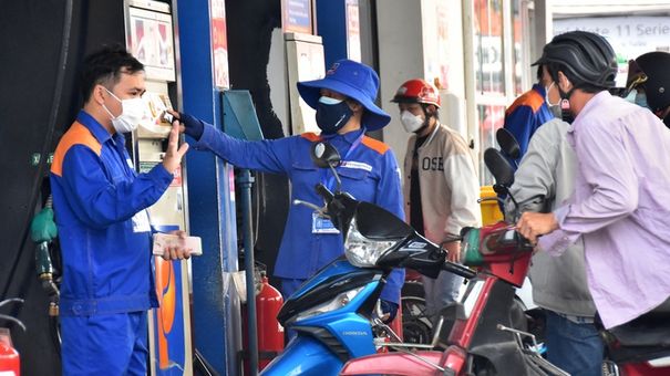 Giá xăng tăng mạnh vượt mốc 22.000 đồng/lít