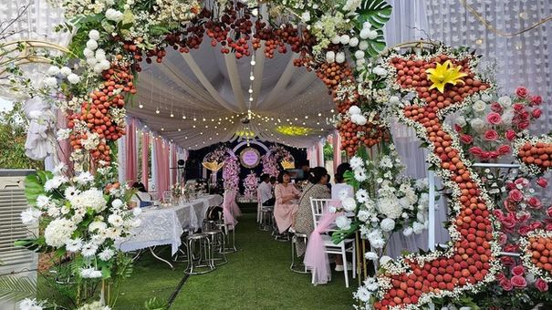 Đằng sau chiếc cổng cưới trang trí bằng vải thiều của cô dâu Lục Ngạn