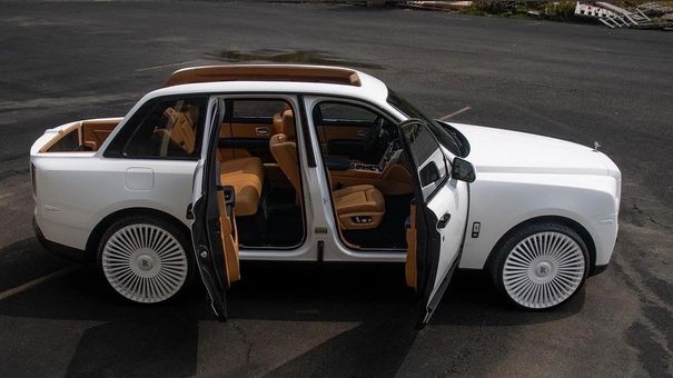 Rolls-Royce Cullinan độ bán tải siêu sang, logo đính cả kim cương