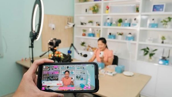 Livestream bán hàng dẫn dắt xu hướng mua sắm