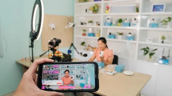 Livestream bán hàng dẫn dắt xu hướng mua sắm
