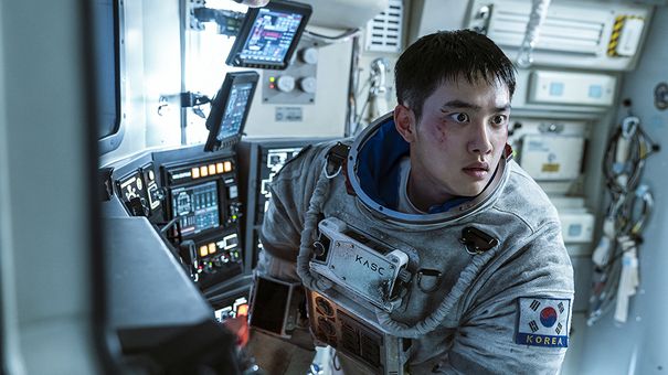 The Moon: Bom tấn viễn tưởng có D.O., Kim Hee-ae sắp đổ bộ rạp Việt