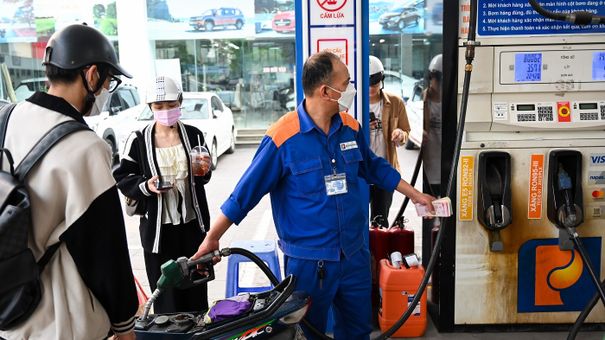 Giá xăng tăng mạnh, sắp chạm mốc 23.000 đồng/lít