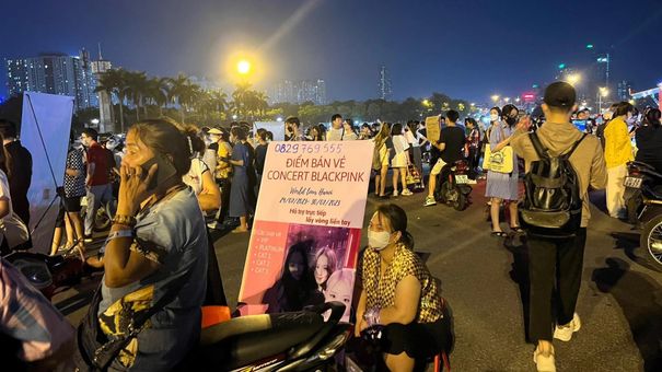 SVĐ Mỹ Đình tối “30 Tết”: Giá vé concert BlackPink giảm sập sàn, người bán chấp nhận lỗ hơn 50%