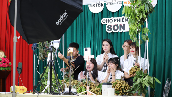Hơn 5 tấn nhãn Sông Mã cùng 2.350 đơn hàng nông sản được bán trong 4 giờ livestream