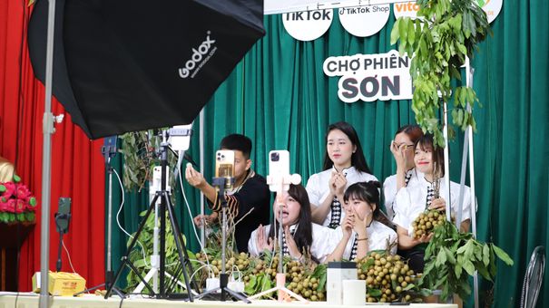 Hơn 5 tấn nhãn Sông Mã cùng 2.350 đơn hàng nông sản được bán trong 4 giờ livestream