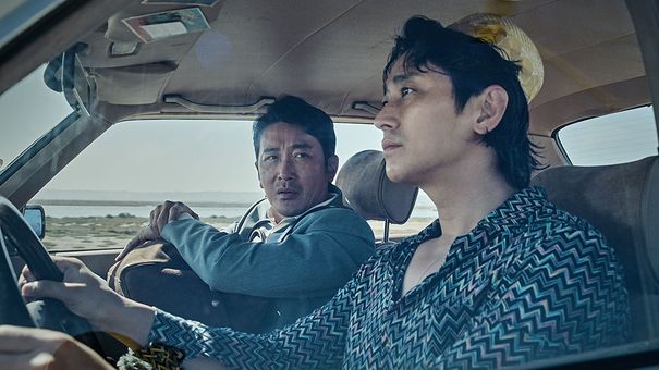 Bộ Đôi Báo Thủ: Cuộc truy đuổi hài bung nóc và hành động nghẹt thở từ Ha Jung-woo, Ju Ji-hoon và đạo diễn Kingdom