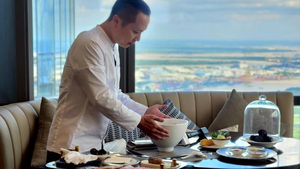 Tô phở dát vàng 4 triệu đồng trong tòa nhà cao nhất TP HCM