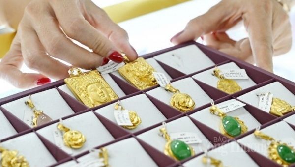 Giá vàng hôm nay 23/8/2023: Giá vàng 9999, SJC tăng 100.000 VND, vàng thế giới tiếp tục giảm