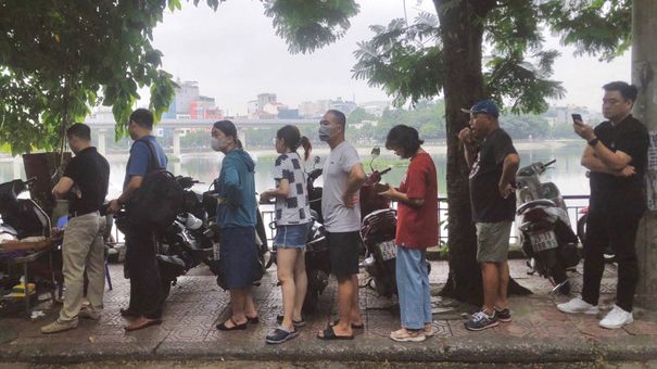 Quán phở Hà Nội khách phải xếp hàng như thời bao cấp