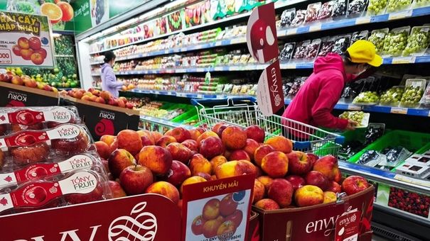 Trái cây ngoại tràn ngập thị trường, giá rẻ bất ngờ