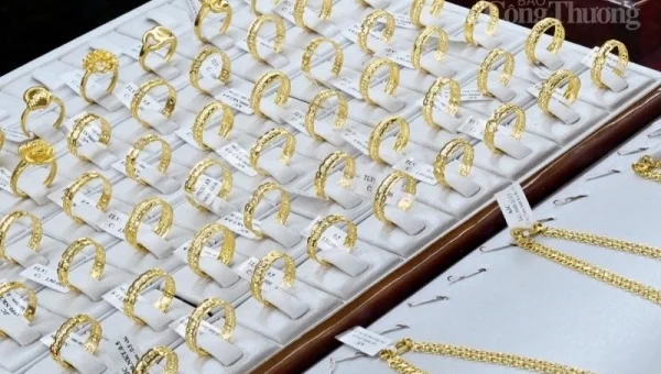 Giá vàng hôm nay 31/8/2023: Giá vàng 9999, SJC, BTMC, DOJI, PNJ, 24K, Mi Hồng bất ngờ tăng mạnh