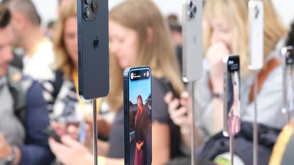 Cận cảnh bộ đôi iPhone 15 Pro và 15 Pro Max vỏ titanium